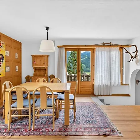 5 Bedrooms Family Near Sankt Moritz דירה
