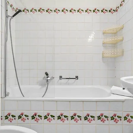 5 Bedrooms Family Near Sankt Moritz דירה *